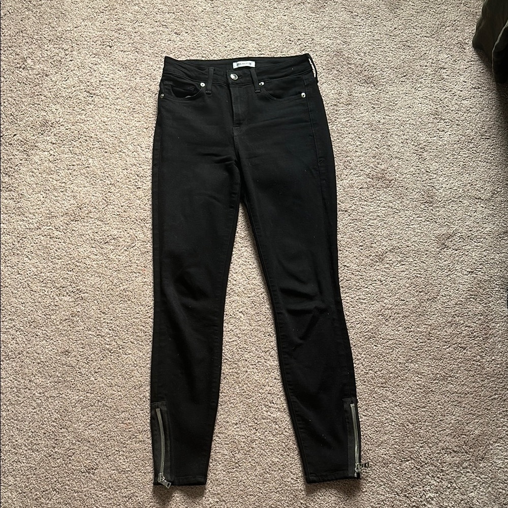 Good American Black Skinny Jeans with Zipper Detail